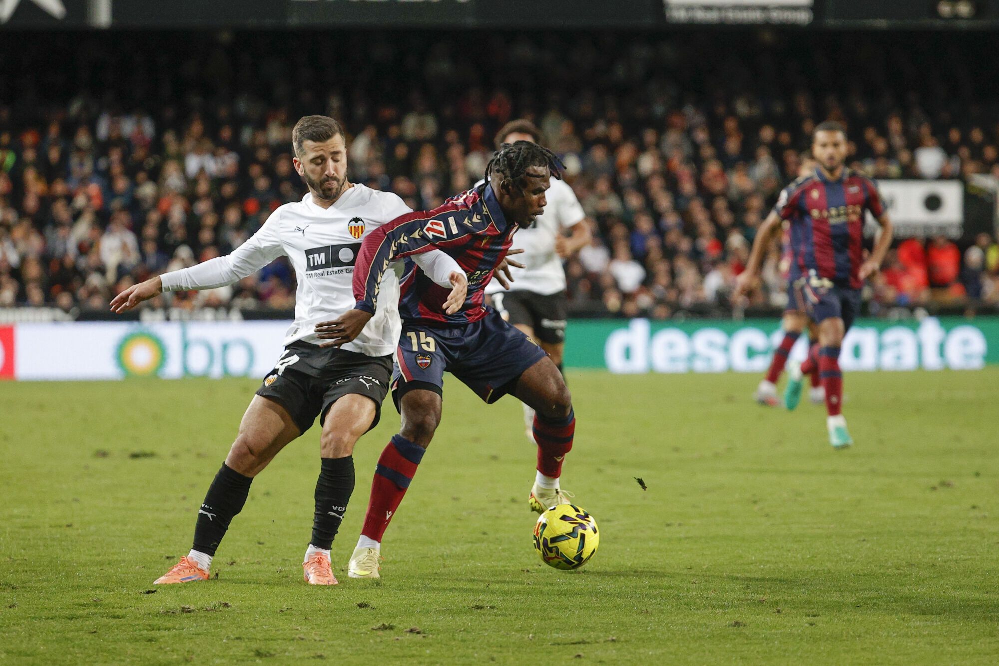 VALENCIA, 21/11/2025.- El delantero francés del Levante, Goduine Koyalipou (d), protege el balón ante el defensa del Valencia, José Gayá, durante el encuentro correspondiente a la jornada 13 de Laliga EA Sports que disputan hoy viernes Valencia y Levante en el estadio valencianista de Mestalla. EFE / Manuel Bruque.