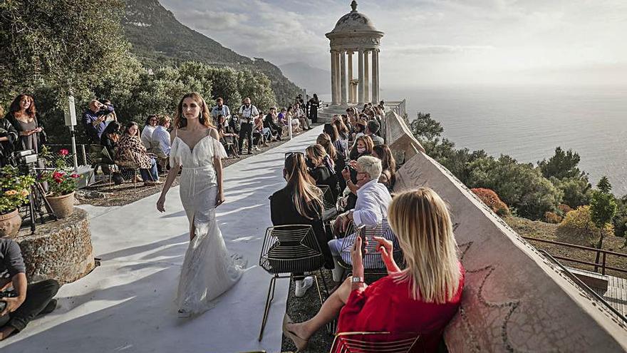 Decenas de personas disfrutaron del desfile en Son Marroig. | M. MIELNIEZUK