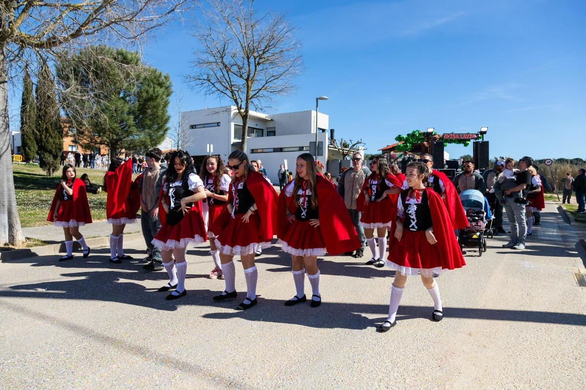 La colla local de Llagostera, El porró que no pari, tanca la rua de Carnaval.