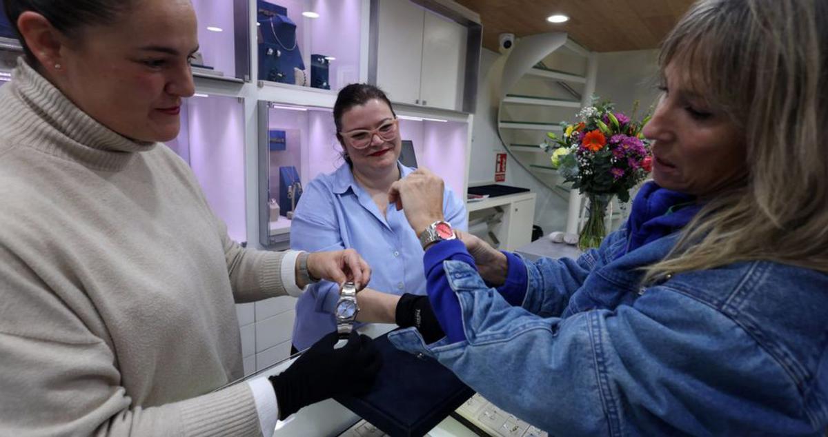 Algunos clientes se adelantan en A Moda Dabaixo. | Gustavo Santos