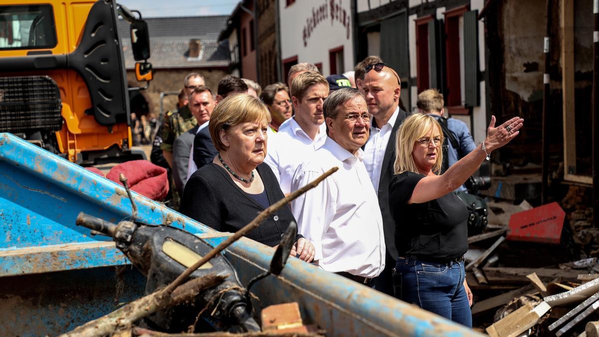 Merkel, durante su visita este martes a una de las zonas afectadas.