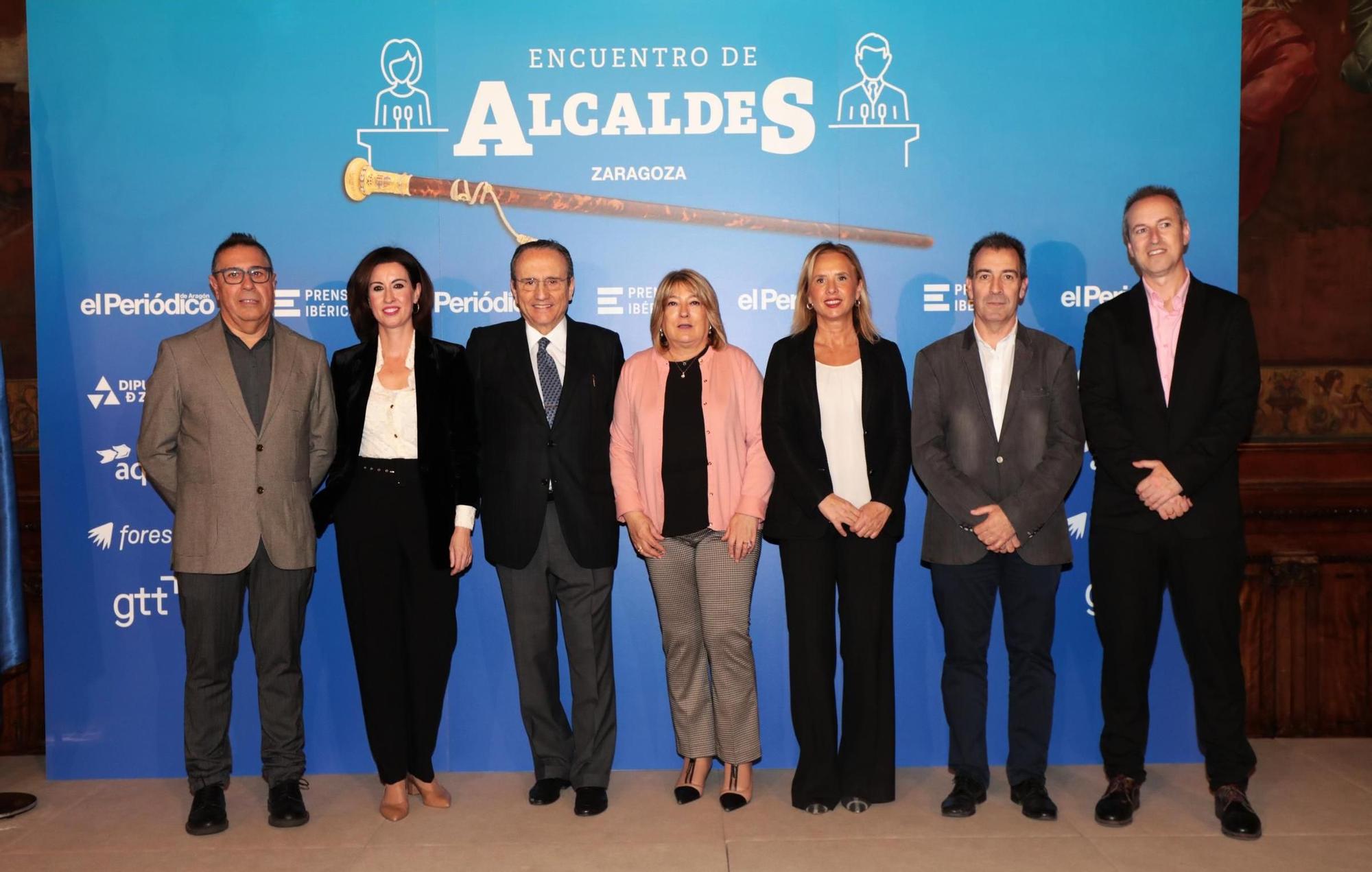 Responsables de EL PERIÓDICO DE ARAGÓN y Prensa Ibérica con Teresa Ladrero, vicepresidenta de la DPZ, Tomasa Hernández, consejera del Gobierno de Aragón y Carmelo Pérez, presidente de la FAMCP.