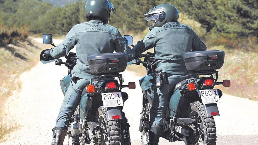 Dos agentes del Seprona motorizados.