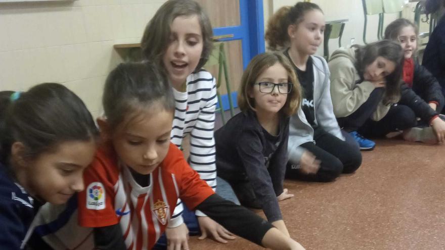 El taller para gestión de emociones con perros en el colegio Cervantes, en imágenes
