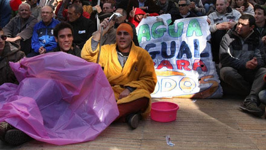 Protesta de colectivos ciudadanos en la puerta del Ayuntamiento.