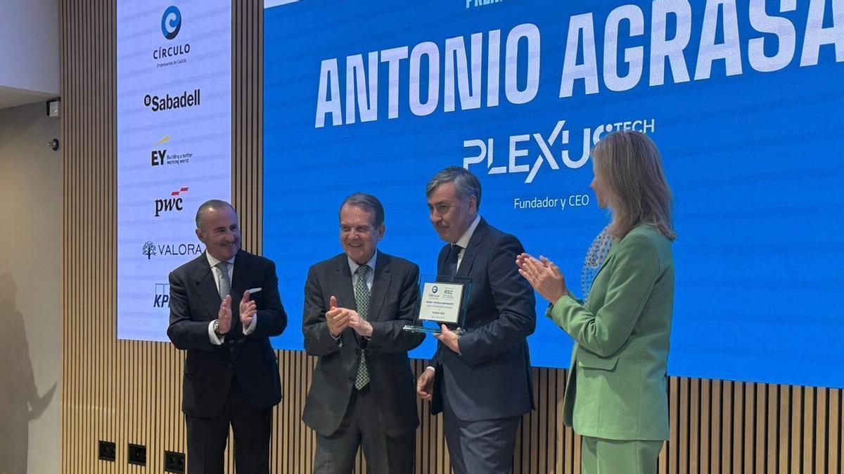Antonio Agrasar, fundador y CEO de Plexux Techa, recibe el premio de manos de Caballero flanqueado por Junceda y Borrás