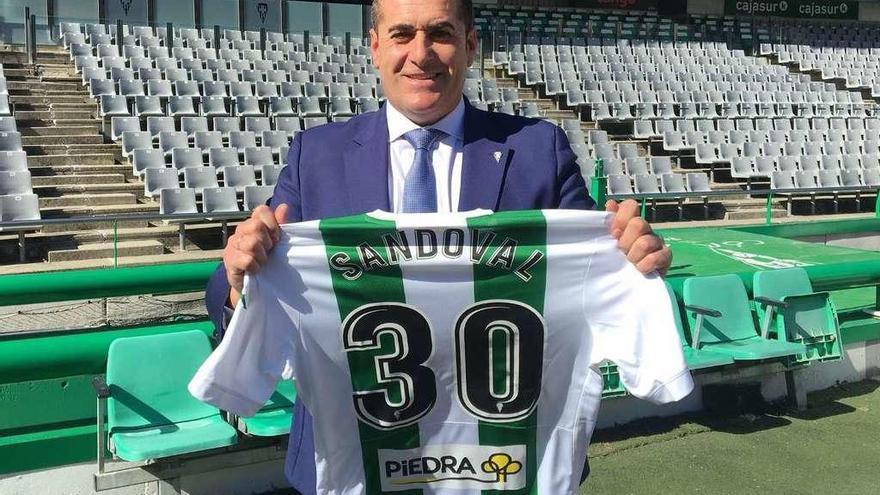 Sandoval con la camiseta del Córdoba.