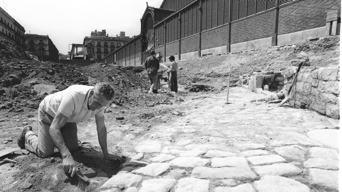 Los arqueólogos trabajan a la carrera en el yacimiento a las puertas del Born, en 1991,