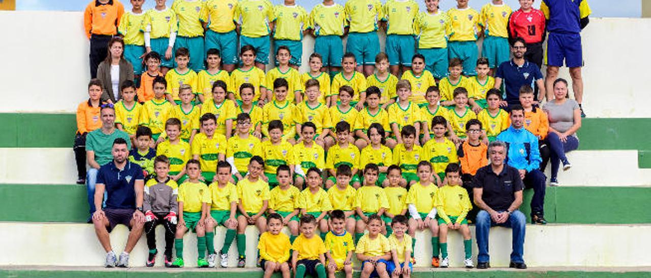 El equipo infantil, con mayoría de jugadores de primer año, con su entrenador Miguel Ángel Pérez.