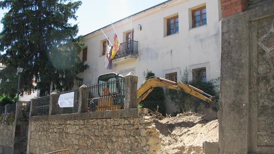 Comienzan las obras para eliminar las barreras arquitectónicas en Aldeanueva de la Vera