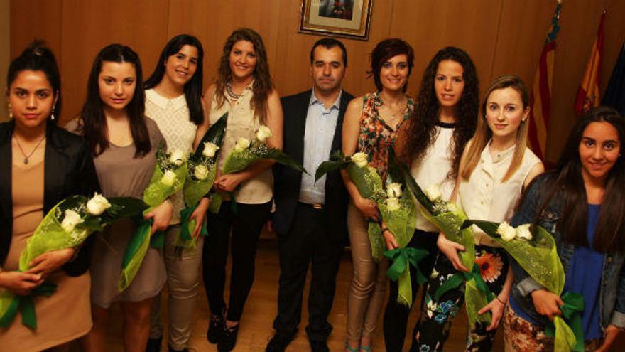 El alcalde Antonio Puerto con las Damas de Honor de 2014-2016