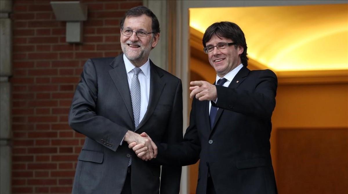 El presidente del Gobierno en funciones, Mariano Rajoy, y el de la Generalitat, Carles Puigdemont, en la Moncloa.