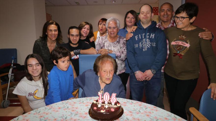 Fina Beneyto celebra su 105 aniversario en Alcoy rodeada de familiares y amigos