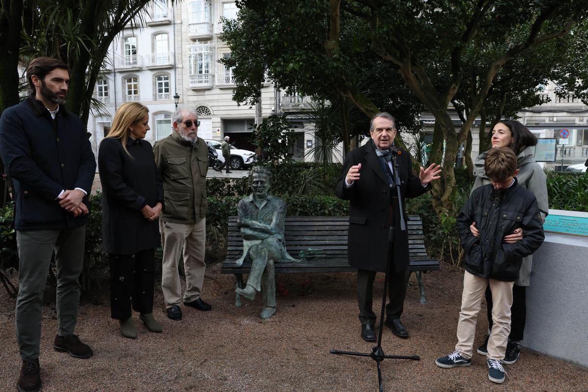 Inauguración de la escultura de bronce del escritor Domingo Villar en la Alameda de Vigo, obra del escultor Pedro Dobao. Estatuta
