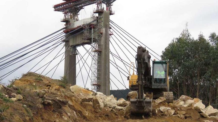 Uno de los desmontes en el tramo de Domaio, con el puente de Rande al fondo. // Santos Álvarez