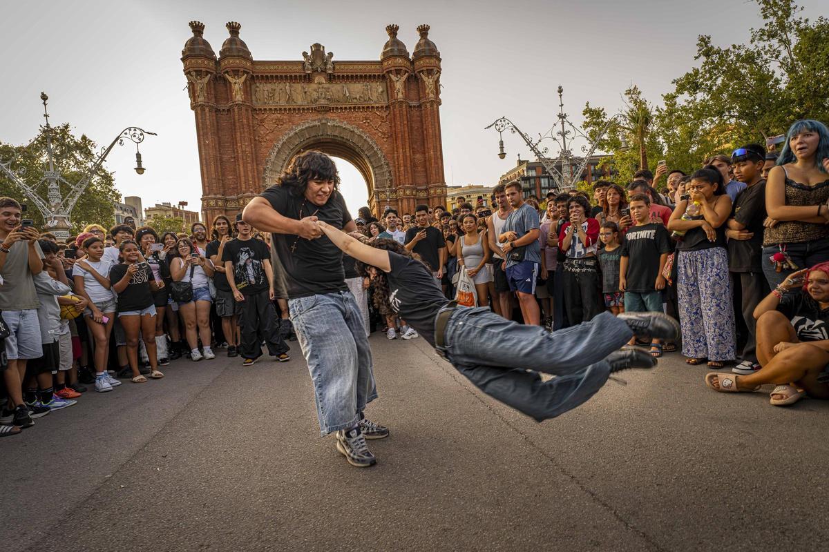 Batalla multitudinaria para farmear aura en Barcelona
