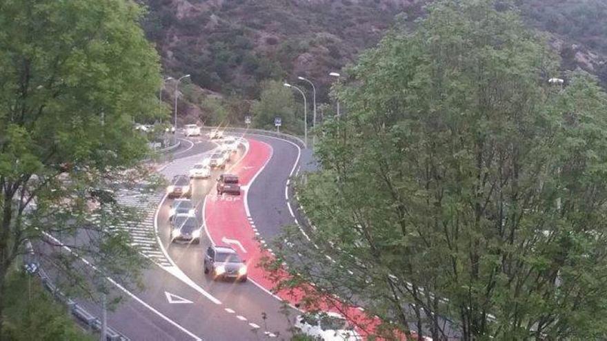 Cotxes circulant lentament a la C-16, a la sortida del túnel de Berga, ahir al vespre