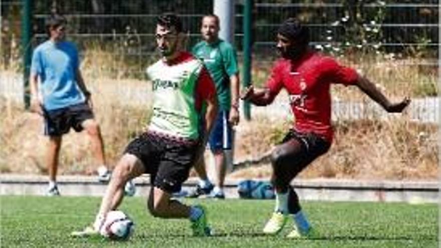 Arnau Sala té diversos jugadors a prova entrenant-se.