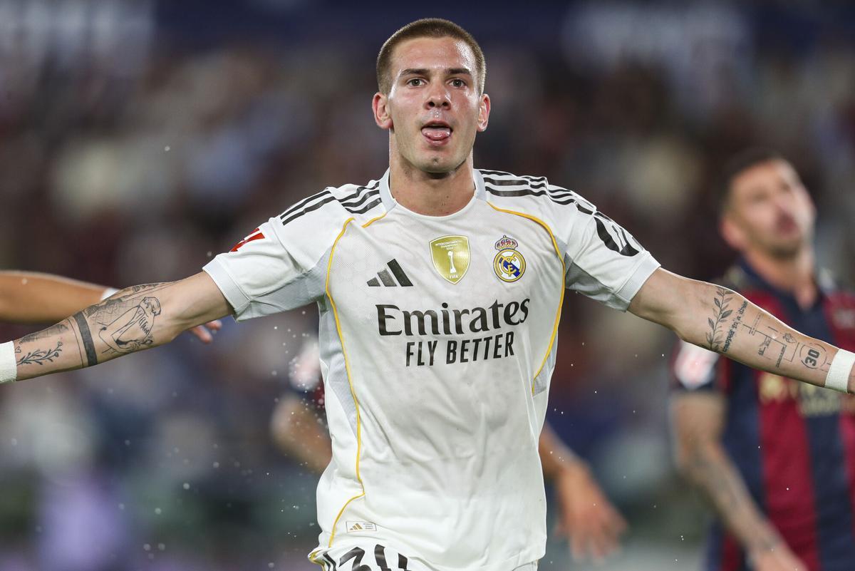 Franco Mastantuono celebra su primer gol como jugador del Real Madrid.