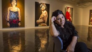 Lita Cabellut, junto a tres de las 70 obras que expone en el Espai Volart. 