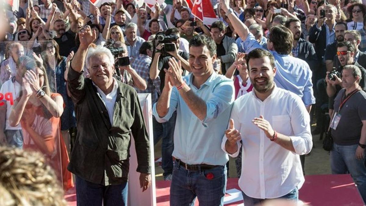 Felipe González, Pedro Sánchez y el alcaldable del PSOE por Cáceres, Luis Salaya, en el mitin de este jueves, 21 de mayo, en la plaza de toros de la ciudad.