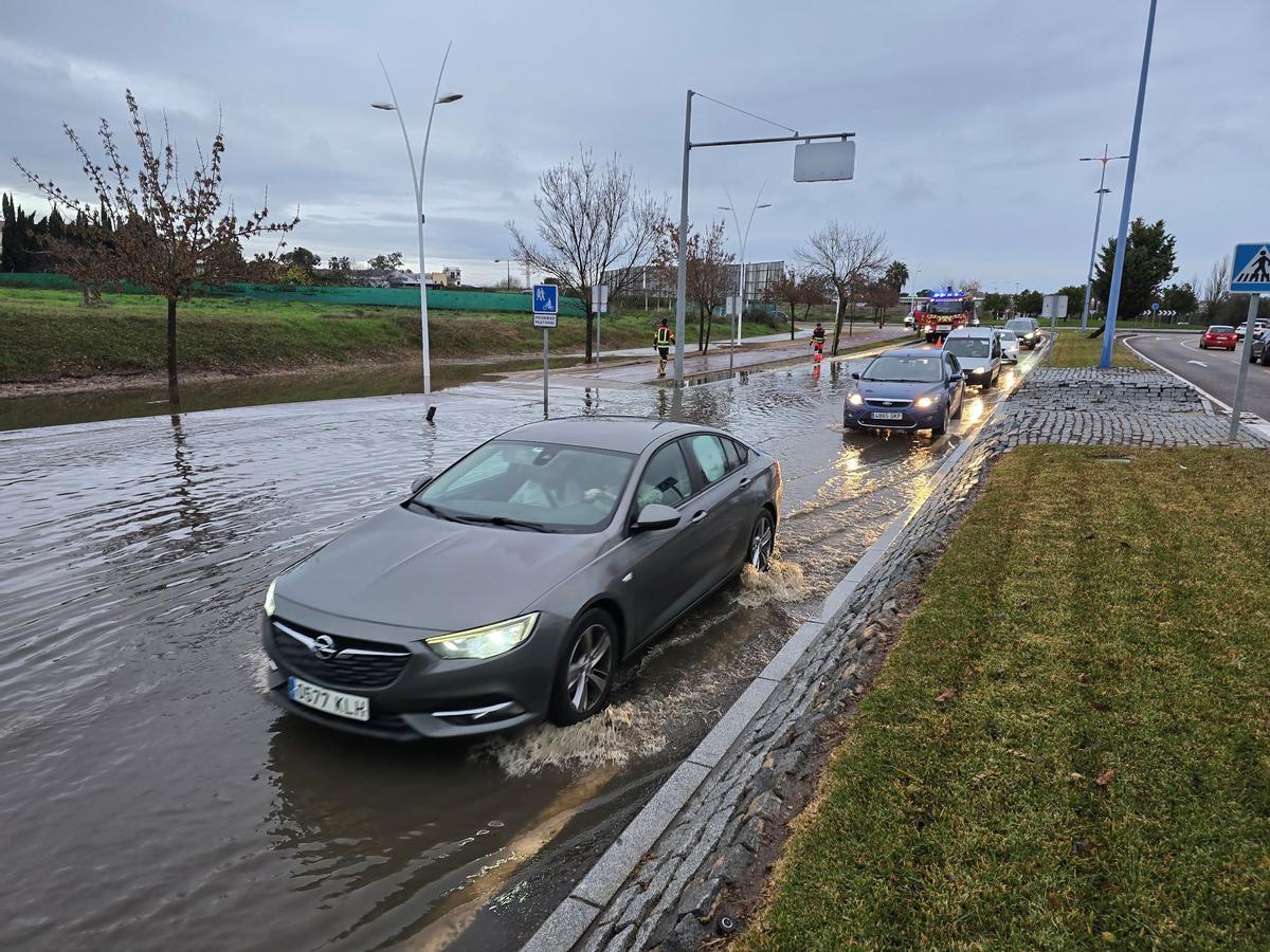 Los bomberos del parque municipal intervienen por una gran balsa de agua en la carretera de Valverde, este martes por la mañana.