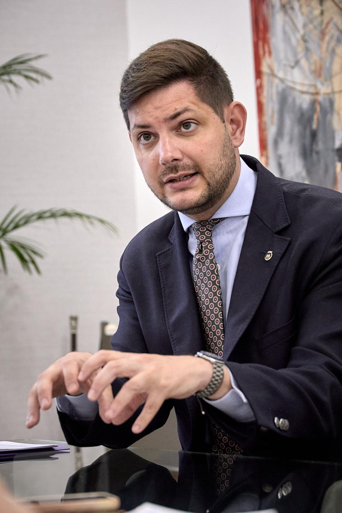 El alcalde de Gandia, José Manuel Prieto, en un momento de la entrevista.
