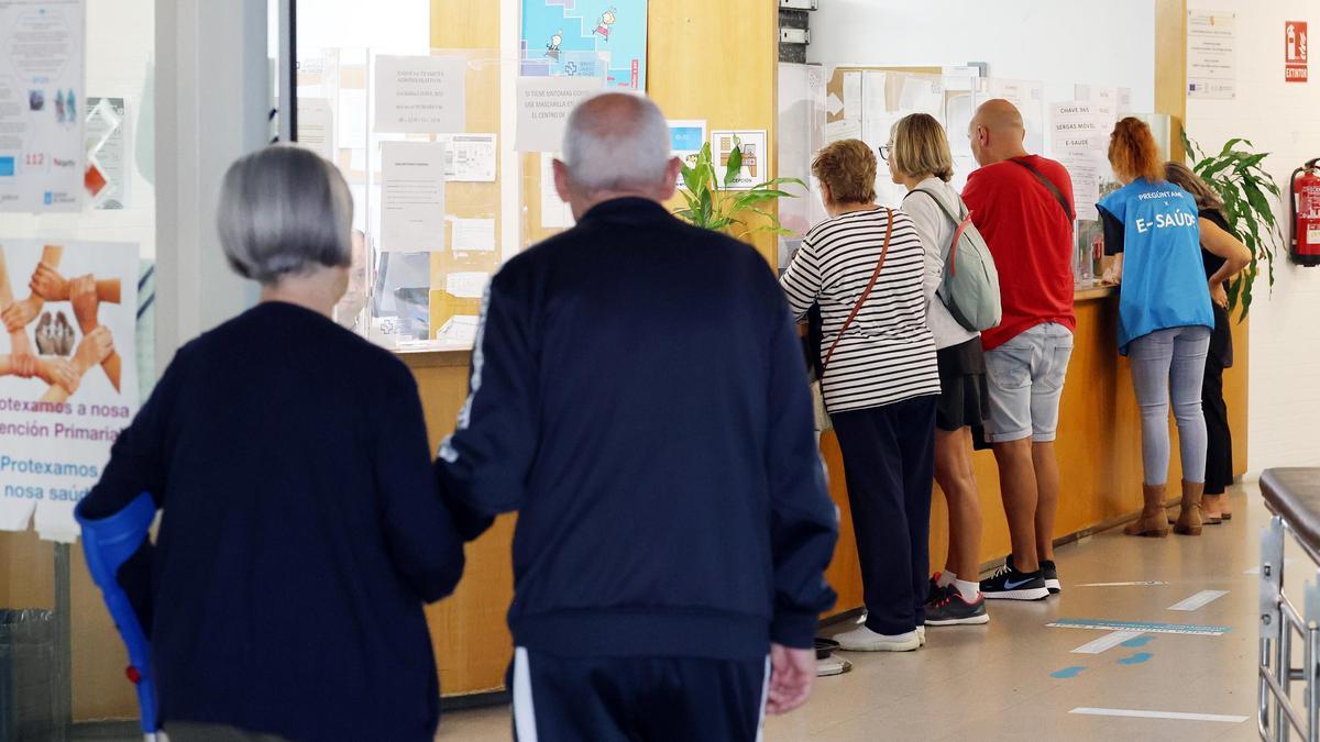 Cola de pacientes en el centro de salud de La Doblada.