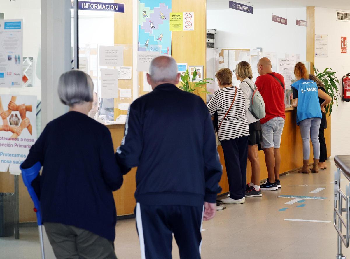 Colas de pacientes en el centro de salud de A Doblada, en Vigo.