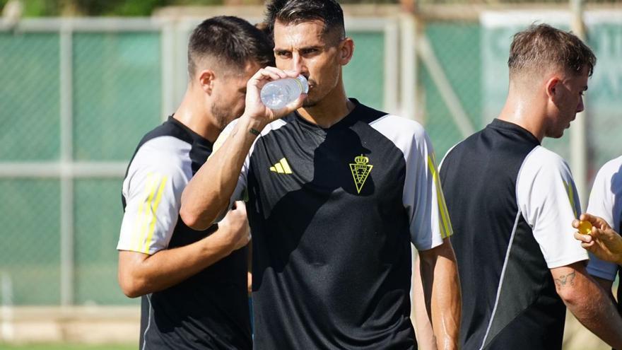 Armando Ortíz bebe agua durante un entrenamiento del Real Murcia.