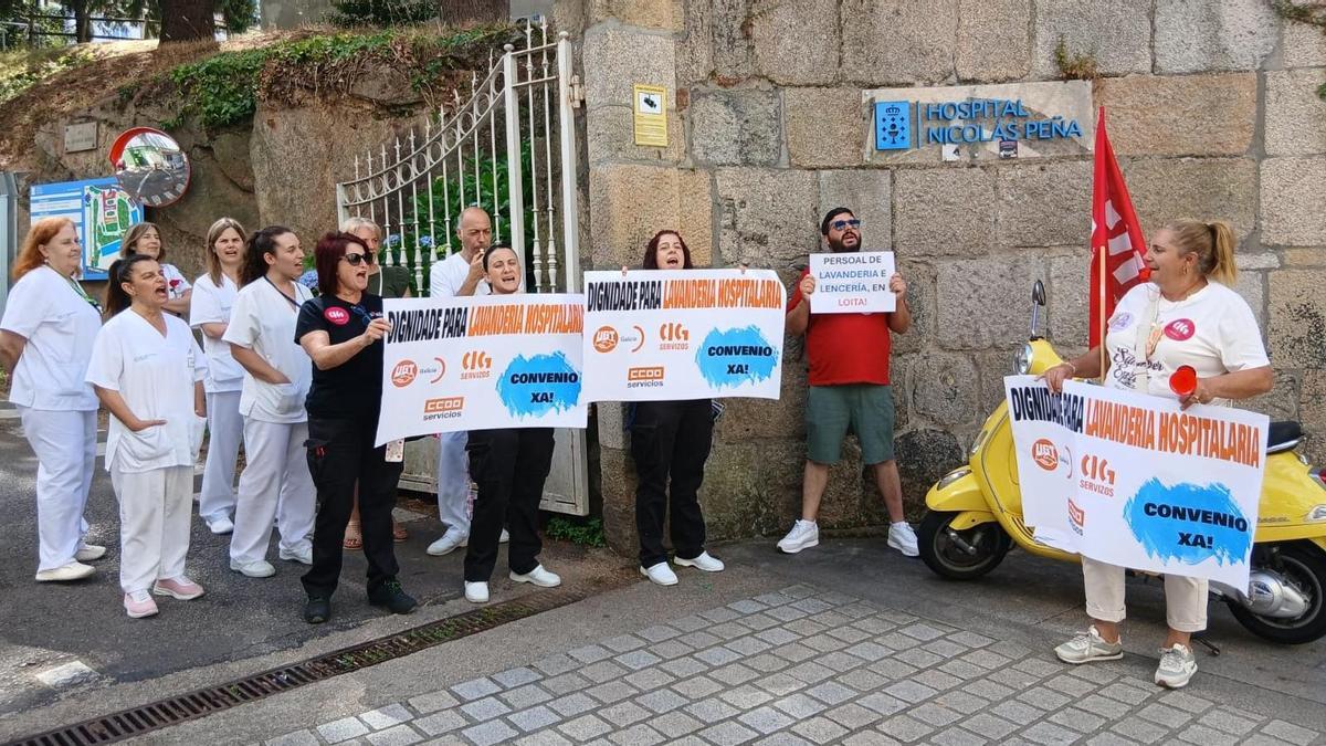 Protesta del personal de lavandería y lencería ante el Nicolás Peña.