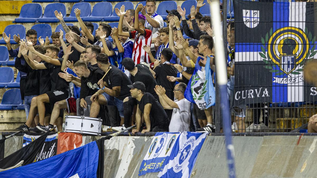 Los integrantes de Curva Sur animan al al equipo durante el Hércules - Espanyol B