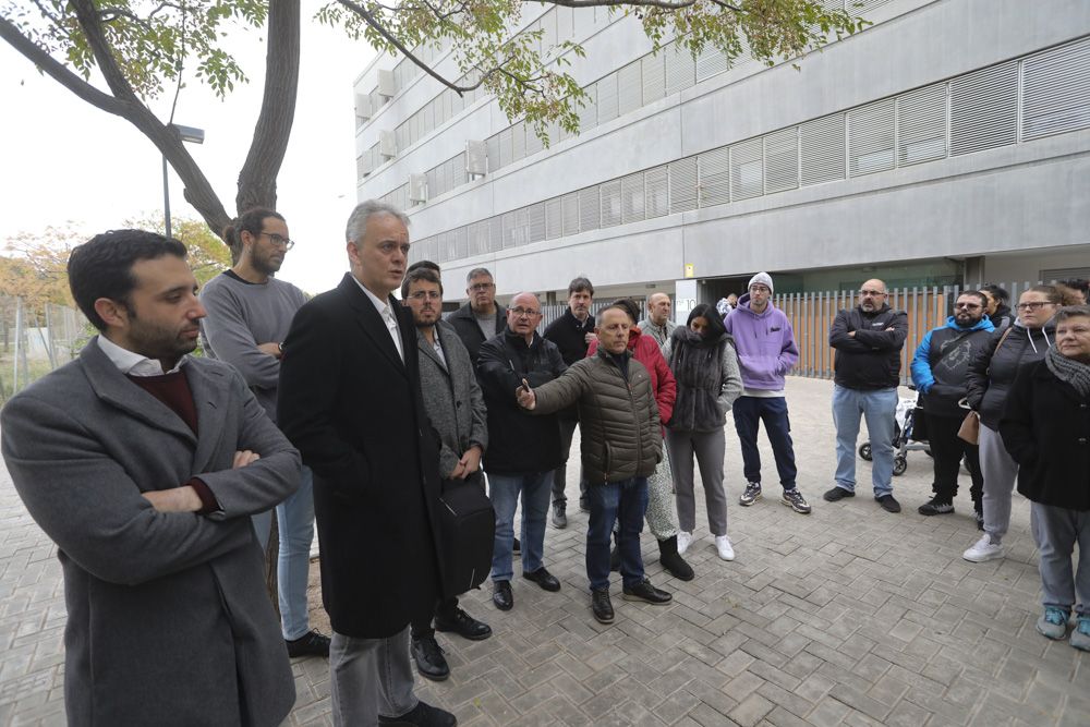 Una solución aleja el fantasma del desahucio para unos vecinos de un edificio de Sagunt.