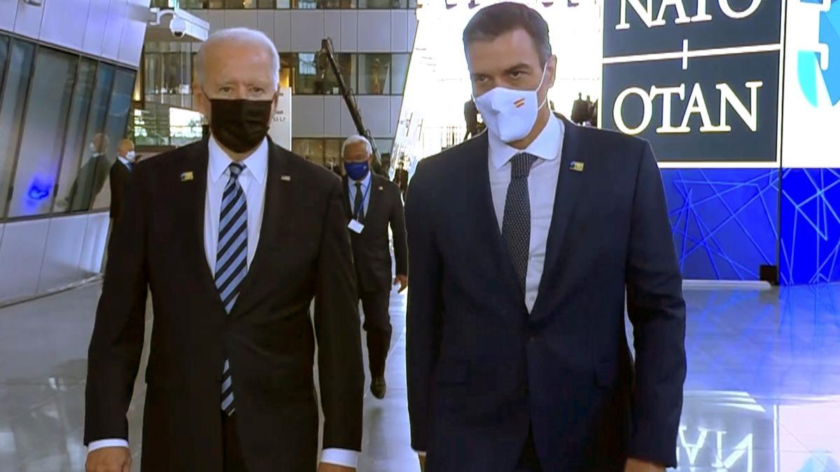 El presidente del Gobierno, Pedro Sánchez, y el presidente de Estados Unidos, Joe Biden, el pasado 14 de junio de 2021 durante su breve encuentro en Bruselas, en la cumbre de la OTAN