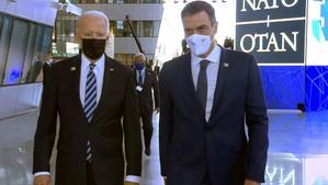 El presidente del Gobierno, Pedro Sánchez, y el presidente de Estados Unidos, Joe Biden, el pasado 14 de junio durante su breve encuentro en Bruselas, en la cumbre de la OTAN.