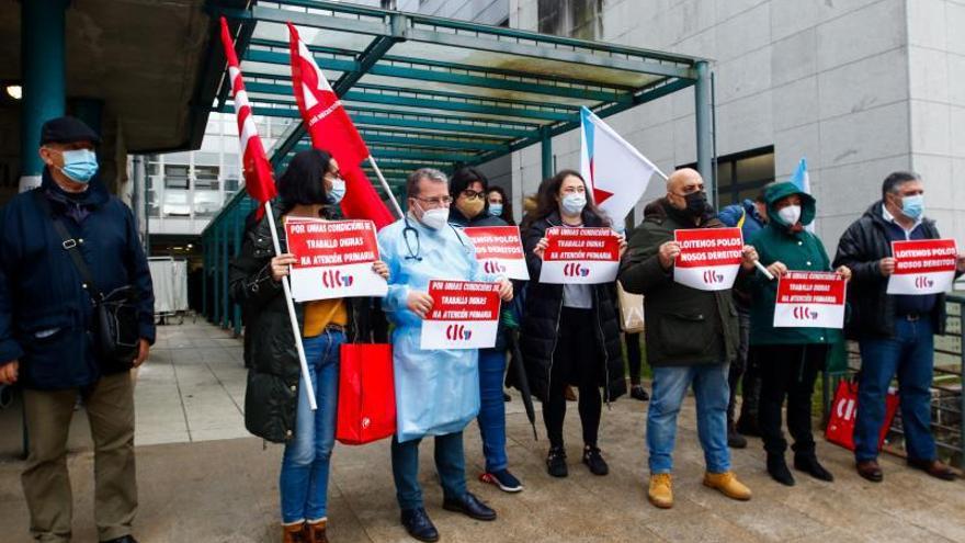 CIG se concentró ayer frente al centro de salud de Vilagarcía para reclamar una Atención Primaria digna.