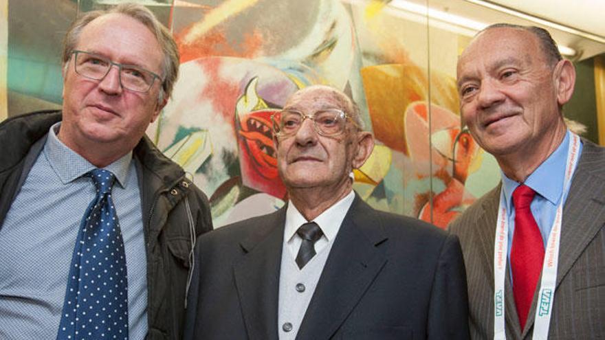 Antonio Peña, entre los doctores Gonzalo Pradas (izquierda) y Alberto Juffé, que participaron en su trasplante.