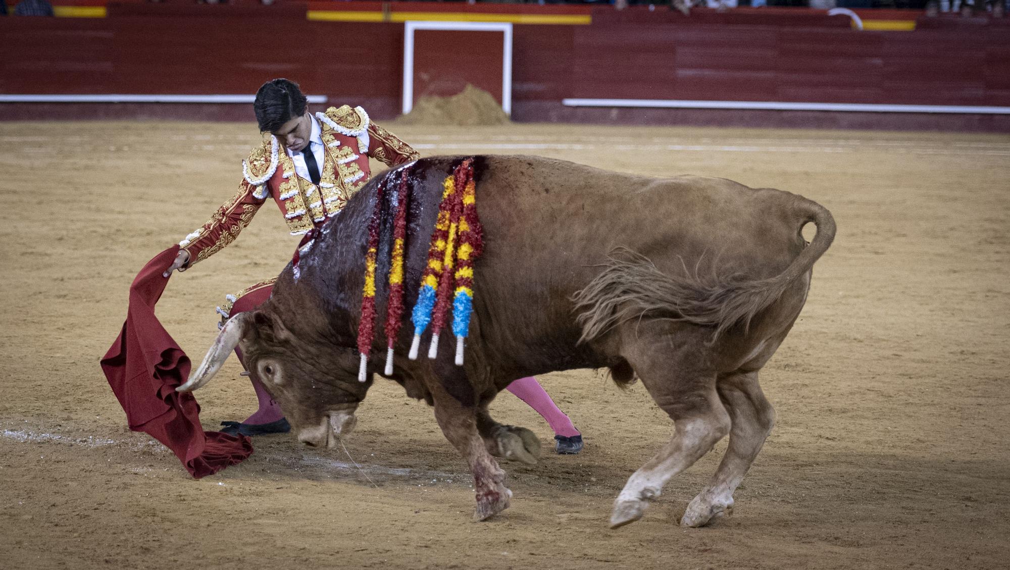 Paco Ureña y Francisco de Manuel pasea una oreja en la Feria de Fallas