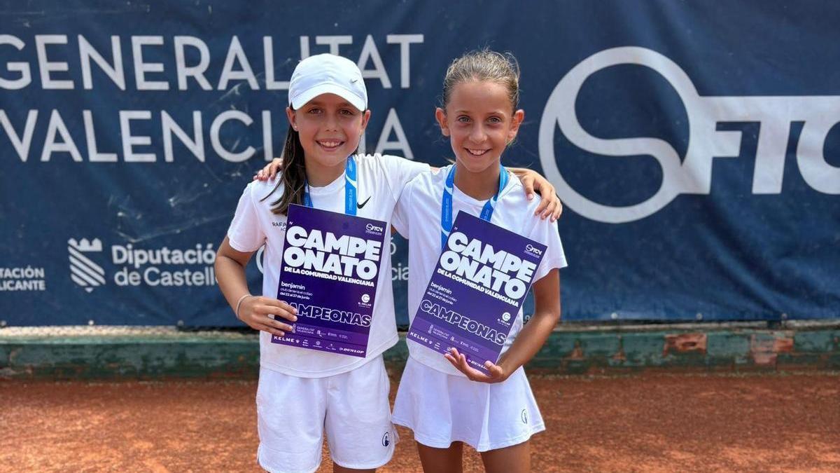 Las tenistas Yaiza y Rocío tras proclamarse campeonas autonómicas de dobles.