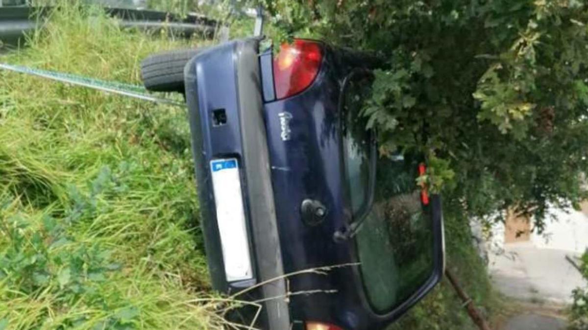 El vehículo  volcado en el terraplén junto a la PO-313, en Moaña.   | // FDV