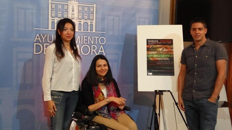 La pintora Carmen Ratón, la concejala de Cultura, María Eugenia Cabezas y el músico, Miguel Álvarez