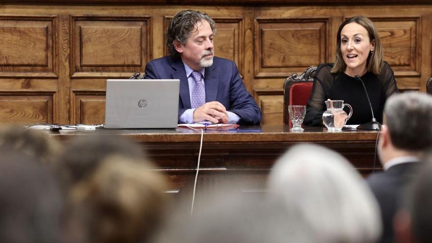 Miguel Taín Guzmán y María Álvarez, profesora de Historia Medieval de la Universidad de Oviedo, ayer, durante la charla. | Irma Collín