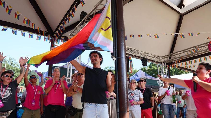 El "Orgullín del Norte" de Gijón iza la bandera por la memoria de Rambal y la esperanza de la ley LGTBI