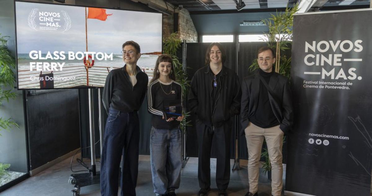 Parte del público asistente aplaudiendo. |  FdV