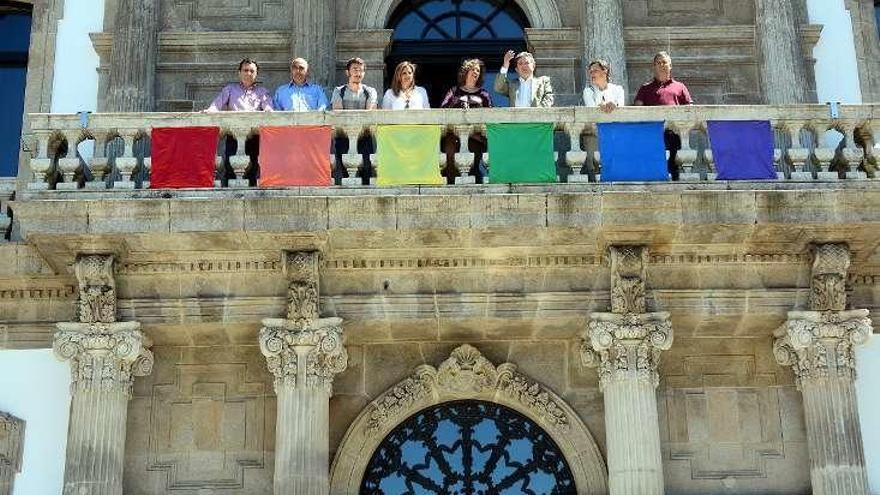 El balcón del Concello ya luce la bandera multicolor. // Rafa Vázquez