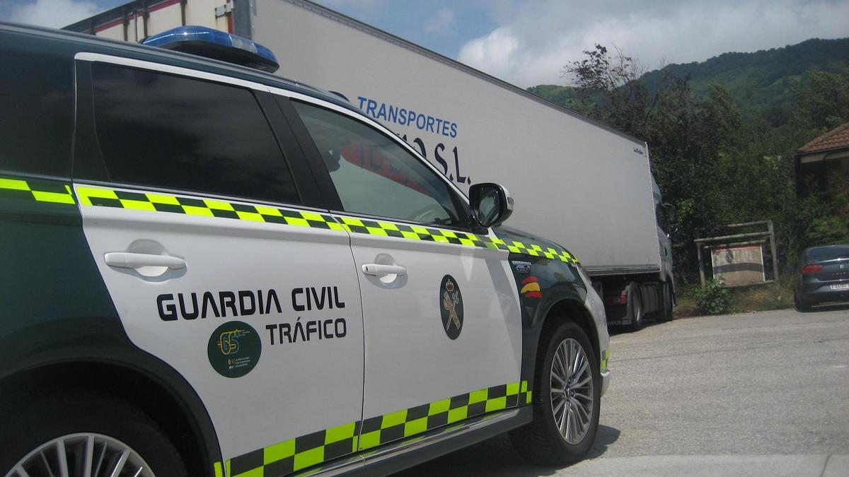 La Guardia Civil con el camión detenido tras al intervención.