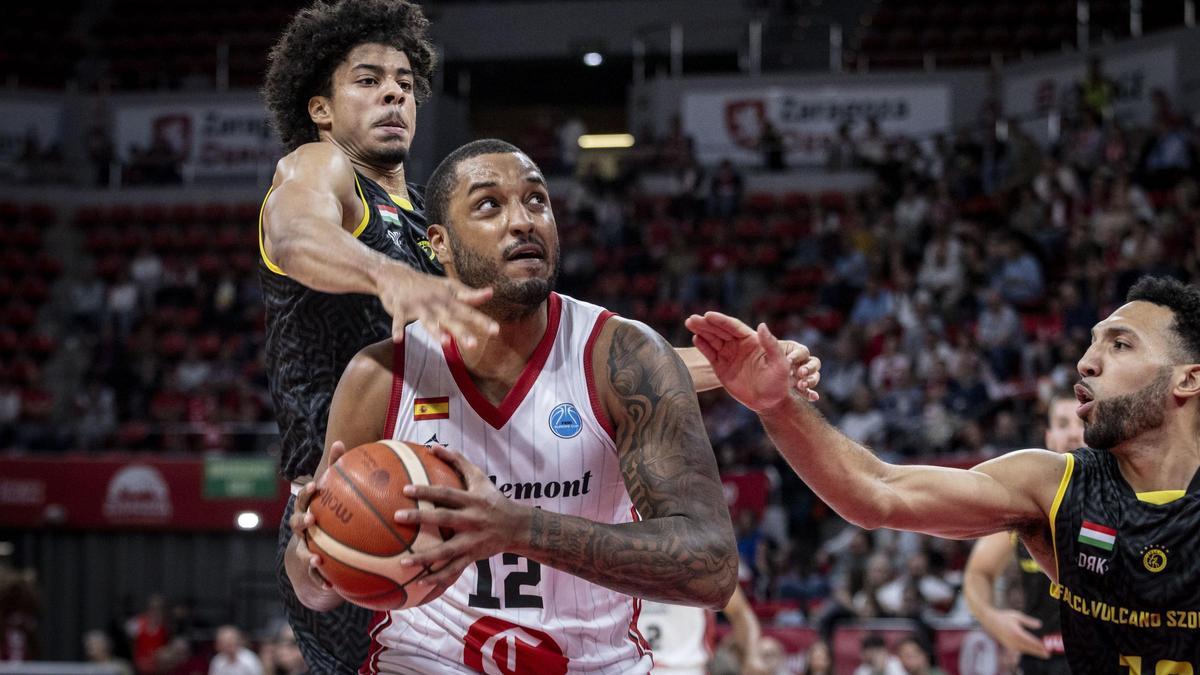 Joel Soriano intenta zafarse de Tanoh Dez durante el partido de ida en el Príncipe Felipe.