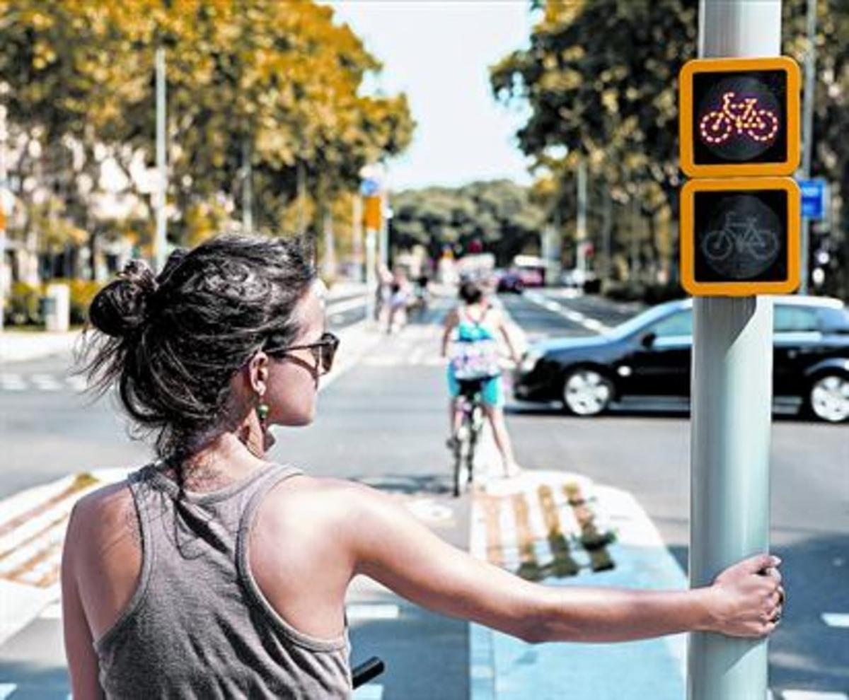 Una ciclista espera en un semáforo de Barcelona.