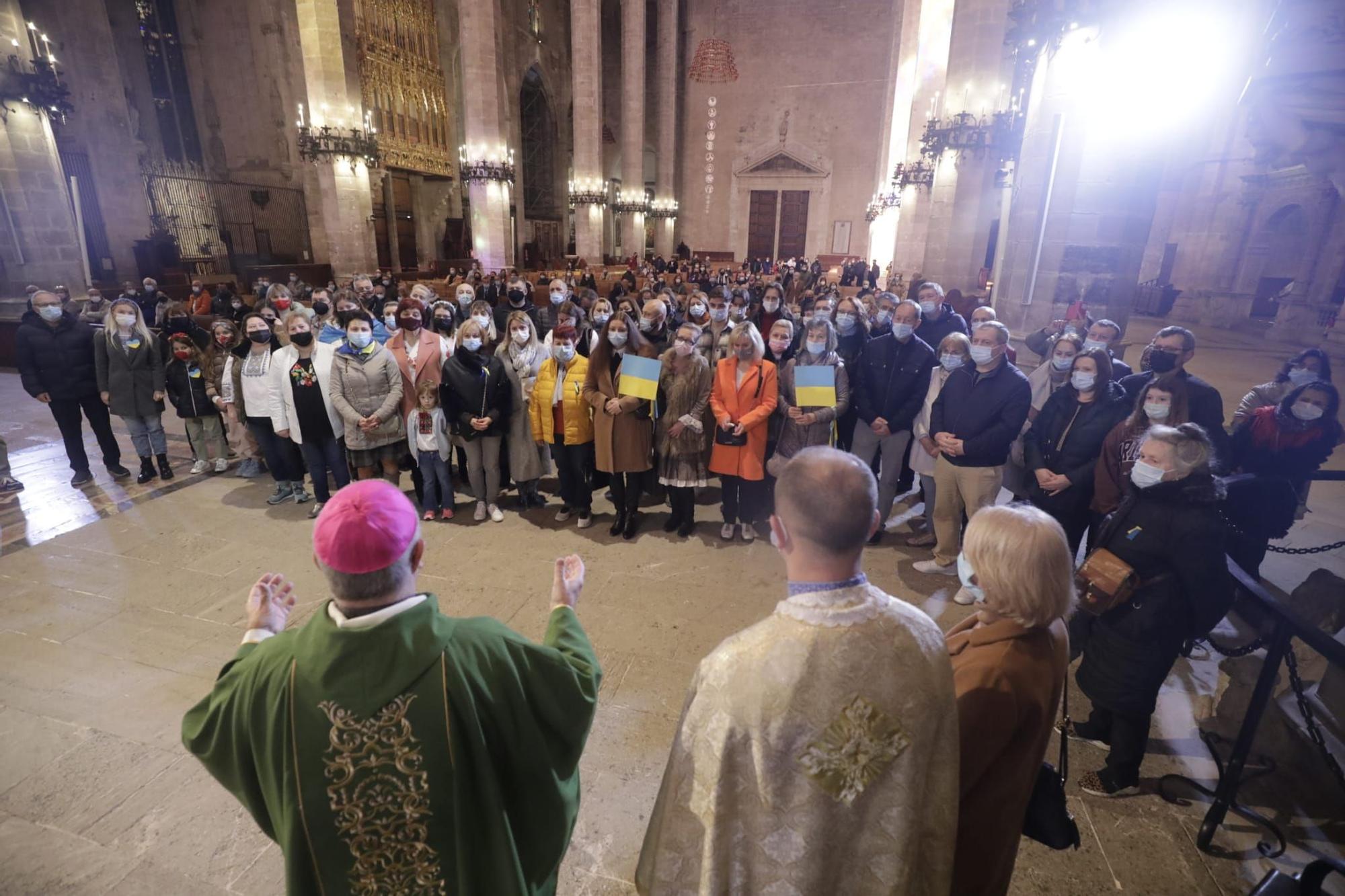 Medio millar de personas asiste a la misa en la Seu para pedir la paz en Ucrania