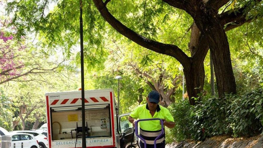 Un operario de Limpieza trabaja en una calle de Marbella.